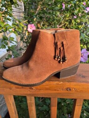 White Mountain Suede Heeled Boots in Chestnut 8.5 Womans